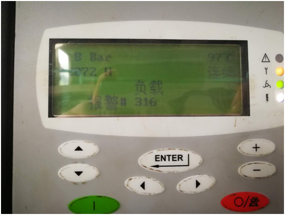 由于油品問題導(dǎo)致油氣分離器壓差高，空壓機(jī)潤滑油結(jié)膠，油濾堵塞，機(jī)器高溫報(bào)警(圖2)